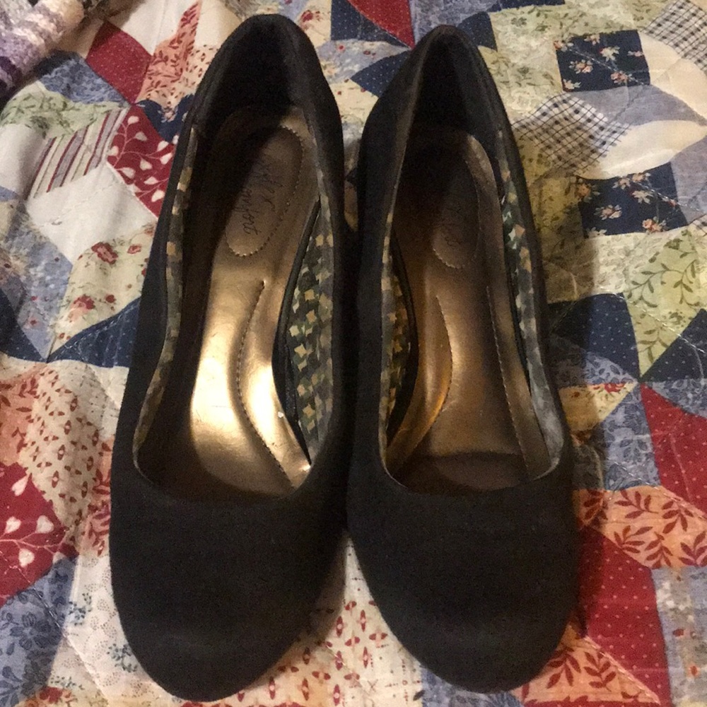 Black wedges